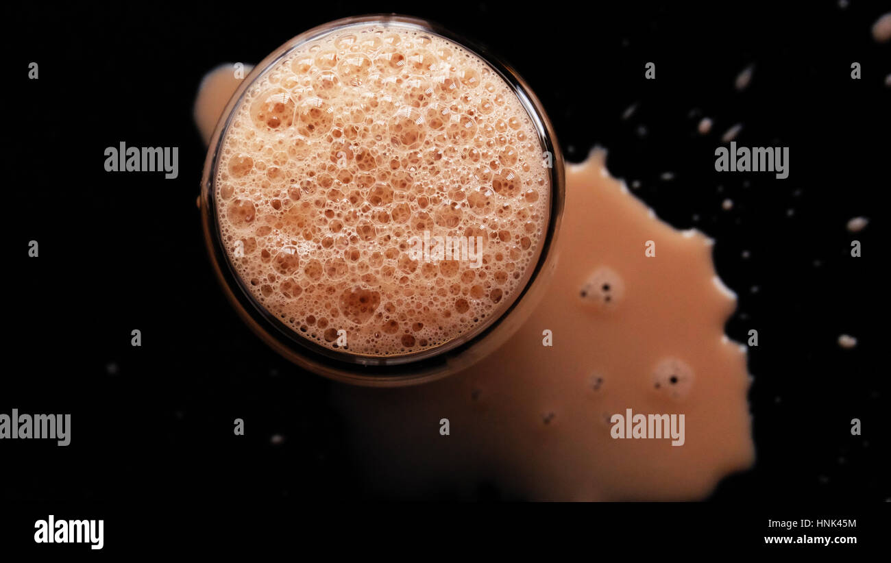 Heiße Schokolade trinken / heiße Schokolade, auch bekannt als heißer Kakao, Schokolade oder einfach nur Kakao zu trinken ist ein beheizter Getränk bestehend aus rasierte Schokolade Stockfoto