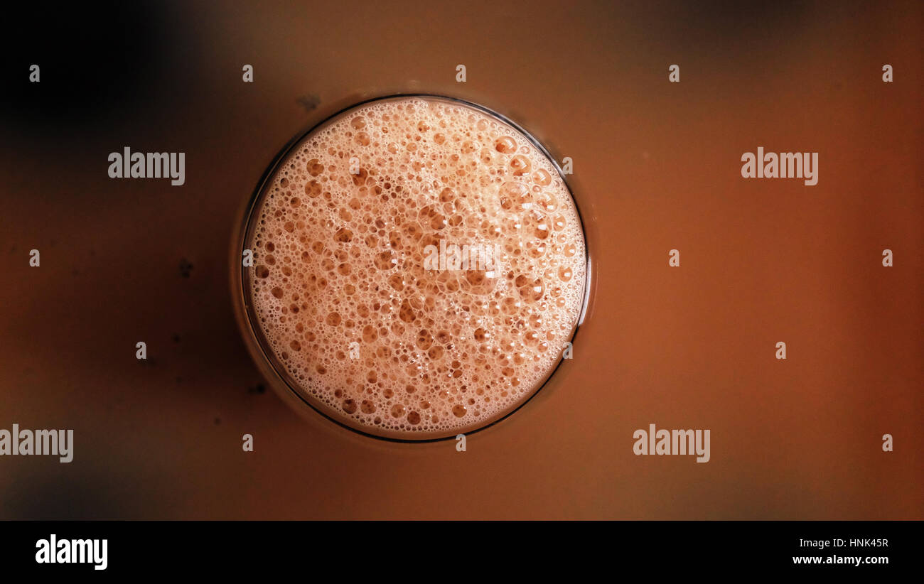 Heiße Schokolade trinken / heiße Schokolade, auch bekannt als heißer Kakao, Schokolade oder einfach nur Kakao zu trinken ist ein beheizter Getränk bestehend aus rasierte Schokolade Stockfoto