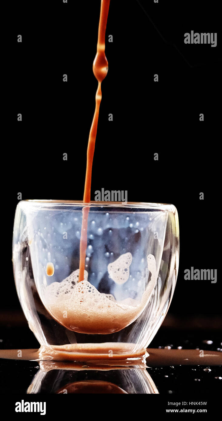 Heiße Schokolade trinken / heiße Schokolade, auch bekannt als heißer Kakao, Schokolade oder einfach nur Kakao zu trinken ist ein beheizter Getränk bestehend aus rasierte Schokolade Stockfoto