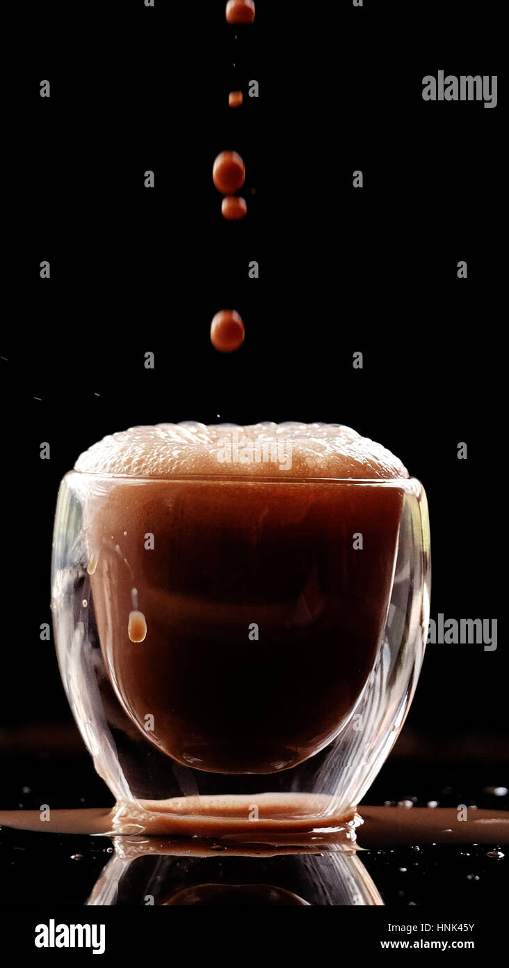 Heiße Schokolade trinken / heiße Schokolade, auch bekannt als heißer Kakao, Schokolade oder einfach nur Kakao zu trinken ist ein beheizter Getränk bestehend aus rasierte Schokolade Stockfoto