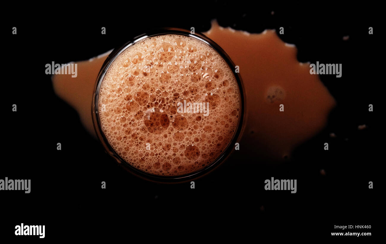 Heiße Schokolade trinken / heiße Schokolade, auch bekannt als heißer Kakao, Schokolade oder einfach nur Kakao zu trinken ist ein beheizter Getränk bestehend aus rasierte Schokolade Stockfoto