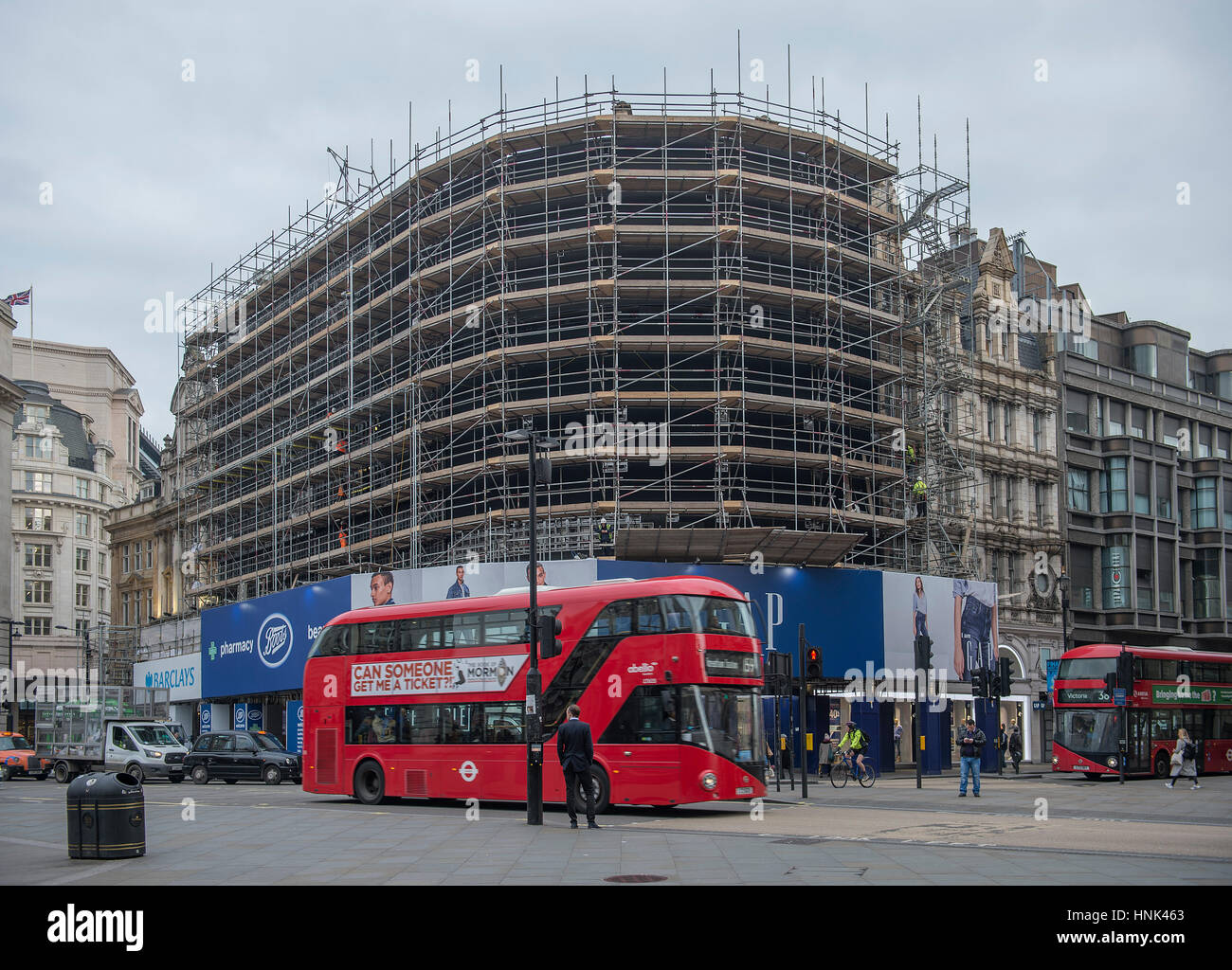 Piccadilly Circus Werbeschilder ausgeschaltet, so dass ein einziger neu gebogen ultra-high-Definition-Bildschirm bis Herbst 2017 installiert werden. Stockfoto