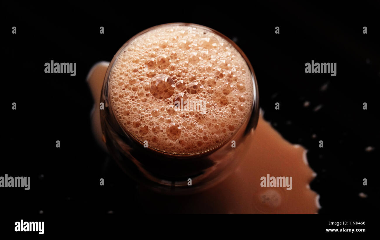 Heiße Schokolade trinken / heiße Schokolade, auch bekannt als heißer Kakao, Schokolade oder einfach nur Kakao zu trinken ist ein beheizter Getränk bestehend aus rasierte Schokolade Stockfoto