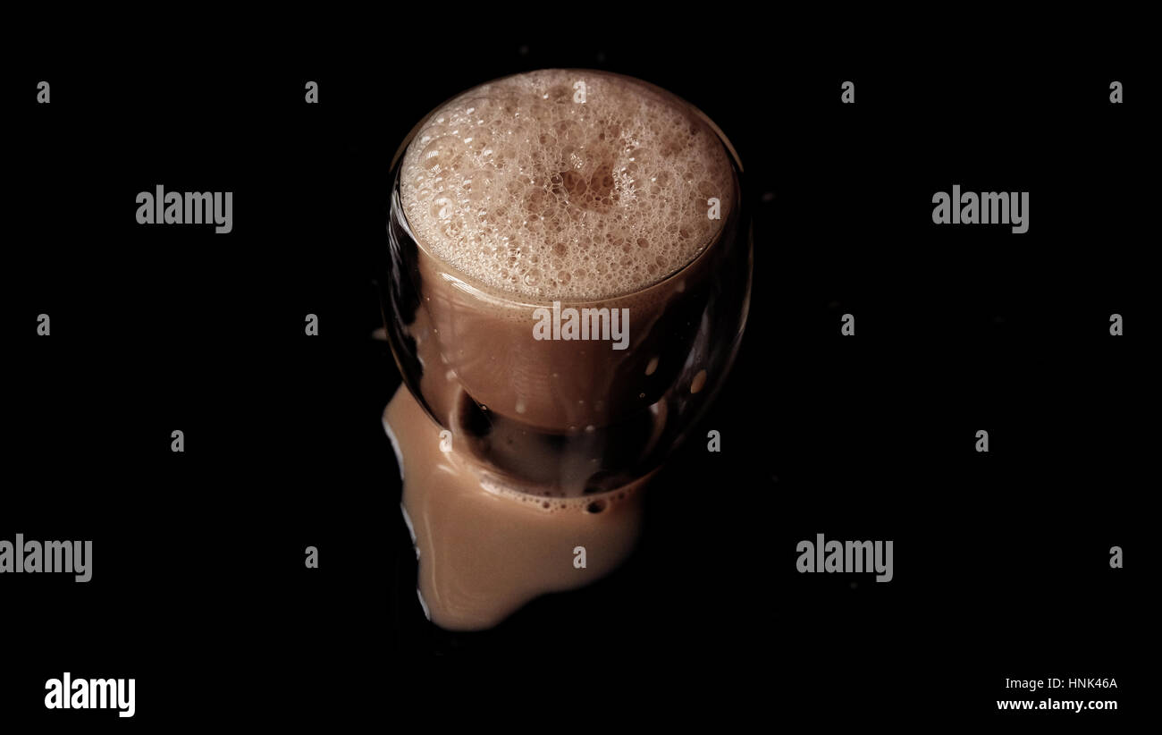 Heiße Schokolade trinken / heiße Schokolade, auch bekannt als heißer Kakao, Schokolade oder einfach nur Kakao zu trinken ist ein beheizter Getränk bestehend aus rasierte Schokolade Stockfoto