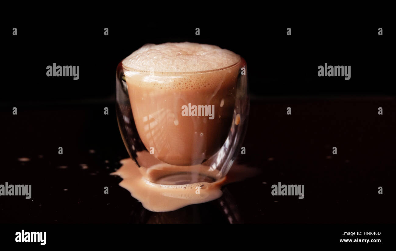 Heiße Schokolade trinken / heiße Schokolade, auch bekannt als heißer Kakao, Schokolade oder einfach nur Kakao zu trinken ist ein beheizter Getränk bestehend aus rasierte Schokolade Stockfoto