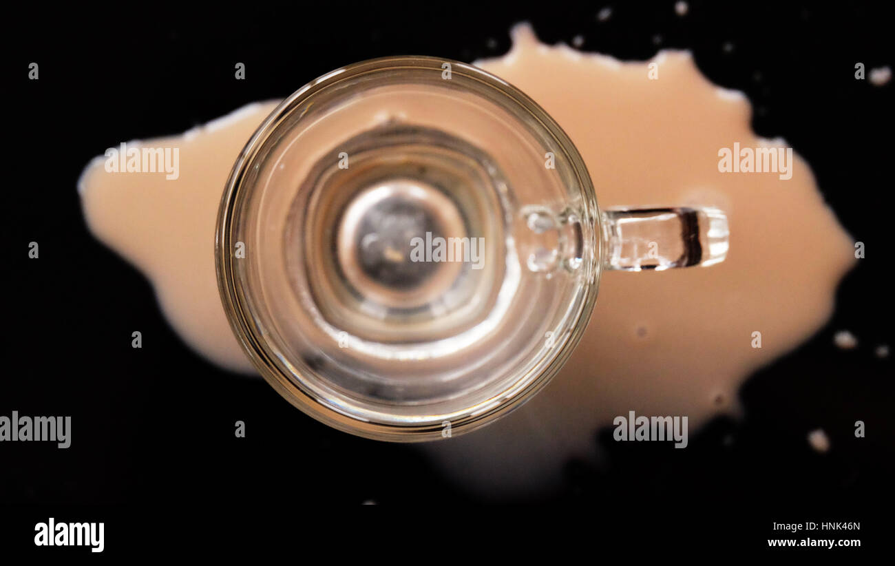 Heiße Schokolade trinken / heiße Schokolade, auch bekannt als heißer Kakao, Schokolade oder einfach nur Kakao zu trinken ist ein beheizter Getränk bestehend aus rasierte Schokolade Stockfoto