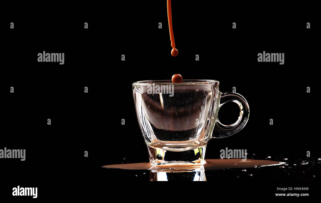 Heiße Schokolade trinken / heiße Schokolade, auch bekannt als heißer Kakao, Schokolade oder einfach nur Kakao zu trinken ist ein beheizter Getränk bestehend aus rasierte Schokolade Stockfoto