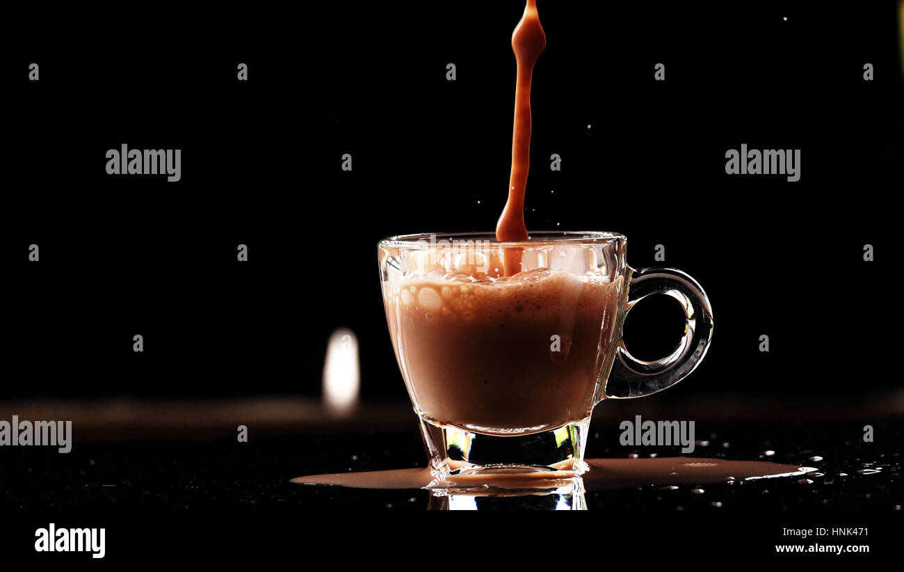 Heiße Schokolade trinken / heiße Schokolade, auch bekannt als heißer Kakao, Schokolade oder einfach nur Kakao zu trinken ist ein beheizter Getränk bestehend aus rasierte Schokolade Stockfoto