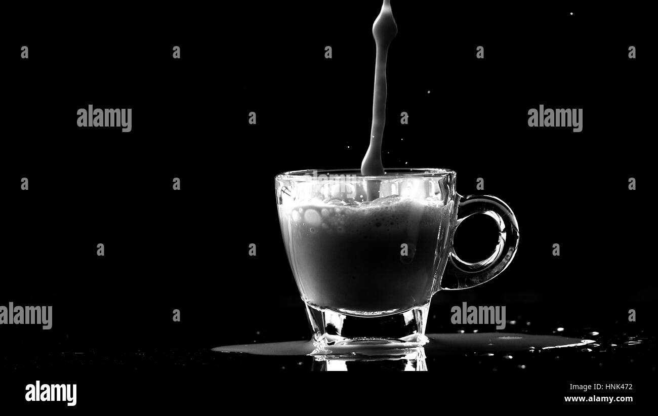 Heiße Schokolade trinken / heiße Schokolade, auch bekannt als heißer Kakao, Schokolade oder einfach nur Kakao zu trinken ist ein beheizter Getränk bestehend aus rasierte Schokolade Stockfoto