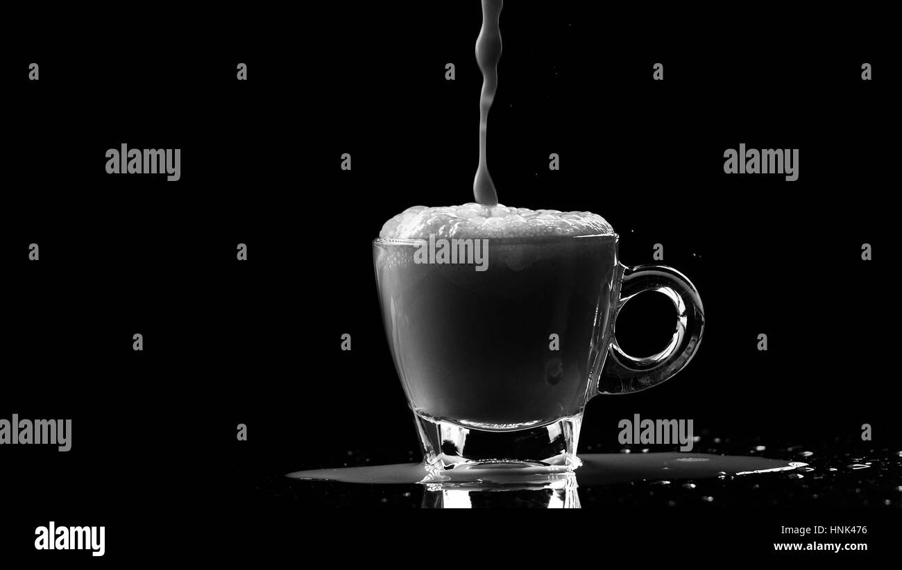 Heiße Schokolade trinken / heiße Schokolade, auch bekannt als heißer Kakao, Schokolade oder einfach nur Kakao zu trinken ist ein beheizter Getränk bestehend aus rasierte Schokolade Stockfoto