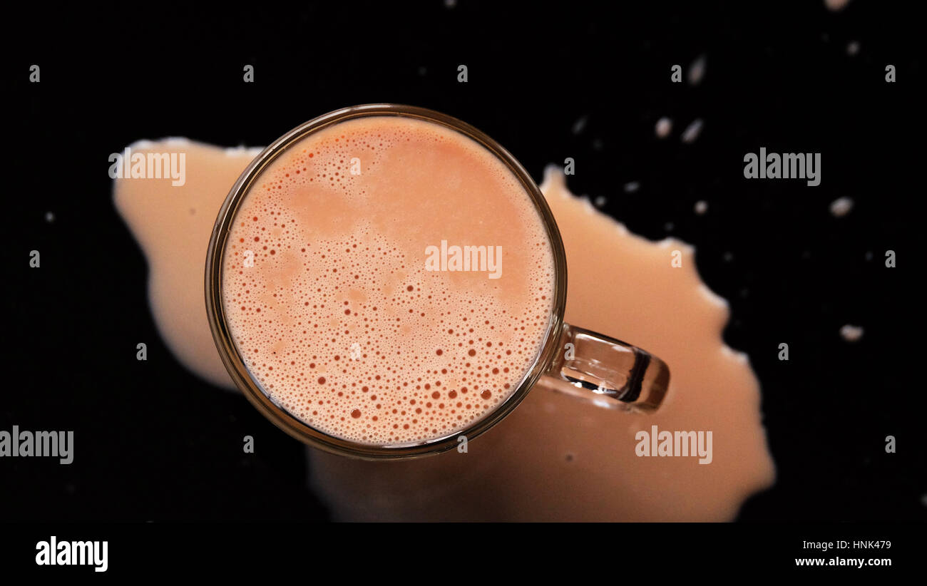 Heiße Schokolade trinken / heiße Schokolade, auch bekannt als heißer Kakao, Schokolade oder einfach nur Kakao zu trinken ist ein beheizter Getränk bestehend aus rasierte Schokolade Stockfoto