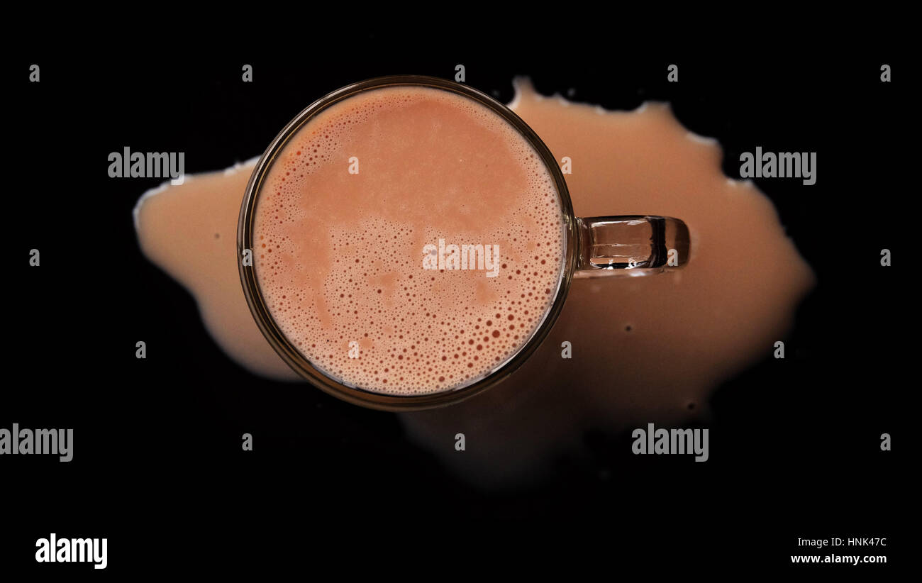 Heiße Schokolade trinken / heiße Schokolade, auch bekannt als heißer Kakao, Schokolade oder einfach nur Kakao zu trinken ist ein beheizter Getränk bestehend aus rasierte Schokolade Stockfoto