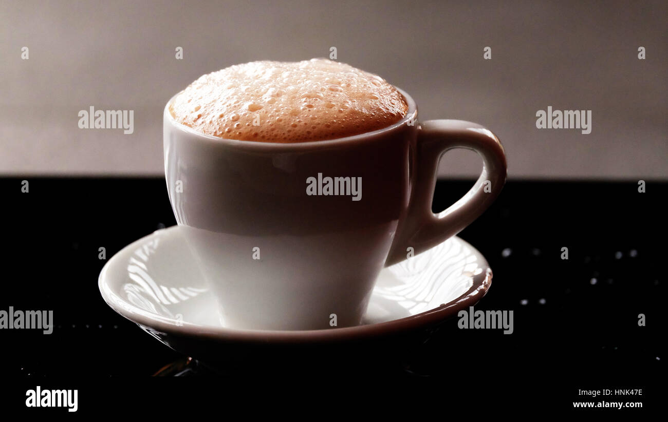 Heiße Schokolade trinken / heiße Schokolade, auch bekannt als heißer Kakao, Schokolade oder einfach nur Kakao zu trinken ist ein beheizter Getränk bestehend aus rasierte Schokolade Stockfoto