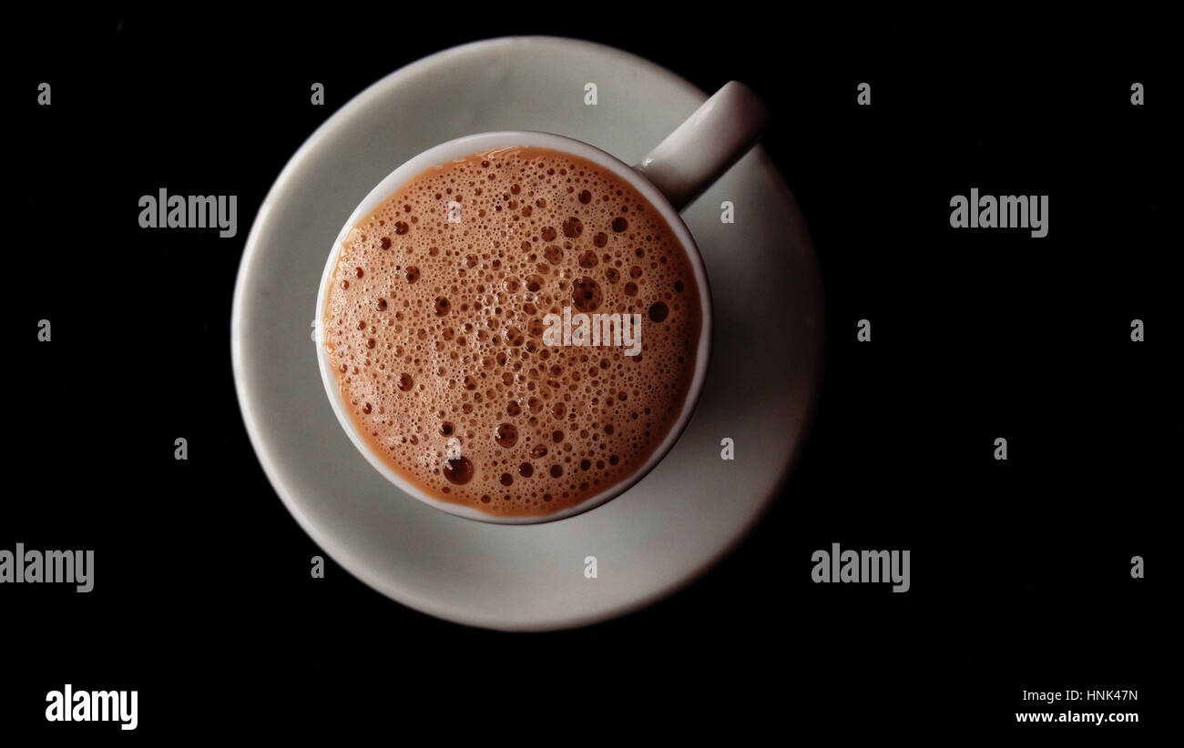 Heiße Schokolade trinken / heiße Schokolade, auch bekannt als heißer Kakao, Schokolade oder einfach nur Kakao zu trinken ist ein beheizter Getränk bestehend aus rasierte Schokolade Stockfoto