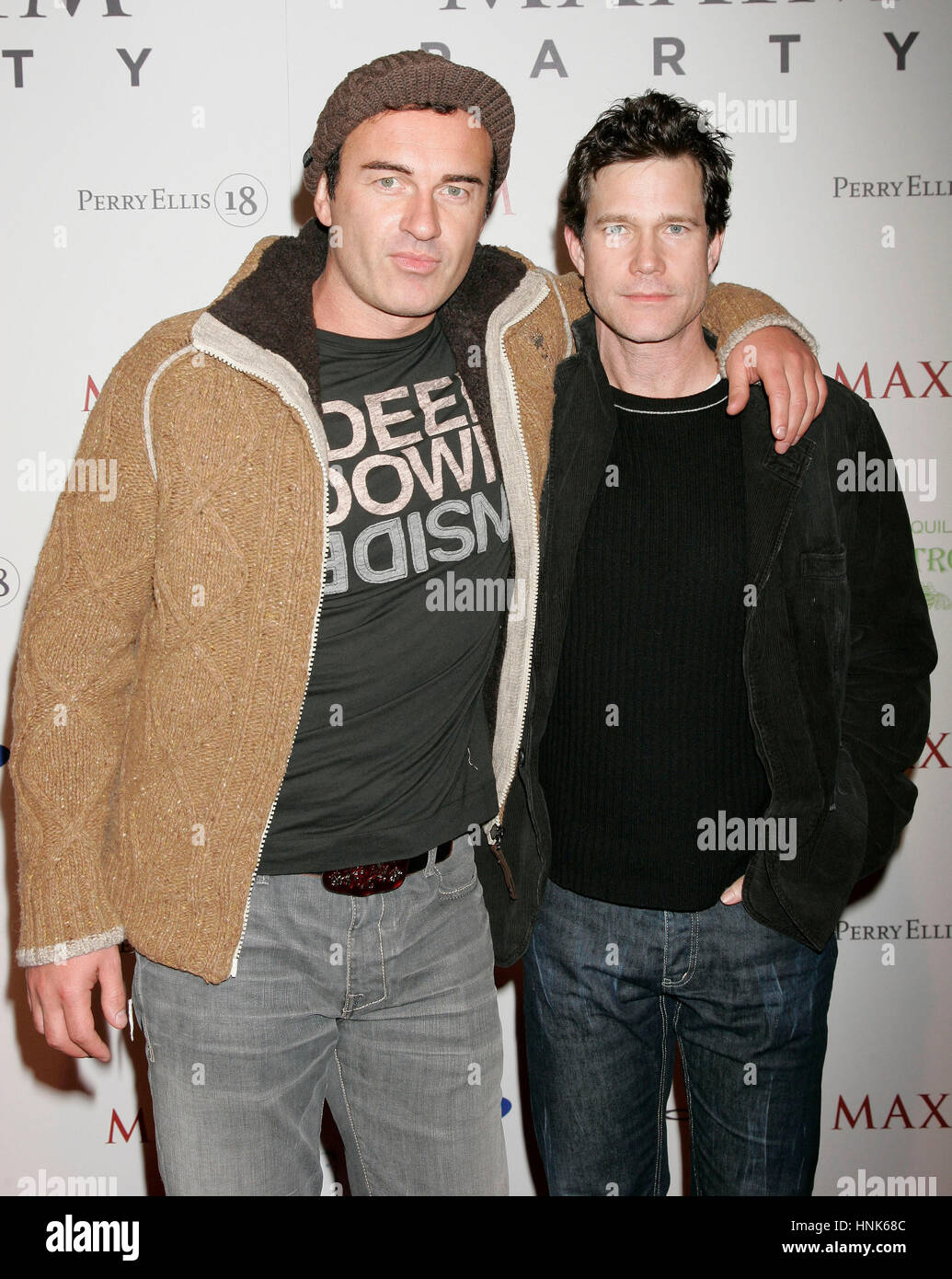 Julian McMahon, links, und Dylan Walsh kommt auf der Maxim Super Bowl Party im Stein Rose im Fairmont Scottsdale Princess in Scottsdale, AZ am Freitag, 1. Februar 2008. Foto von Francis Specker Stockfoto