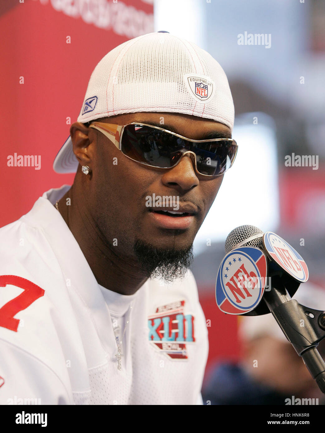 New York Giants Plaxico Burress wird am Medientag für Super Bowl XLII an der University of Phoenix Stadium in Glendale, AZ, am 29. Januar 2008 von Reportern interviewt.  Foto von Francis Specker Stockfoto