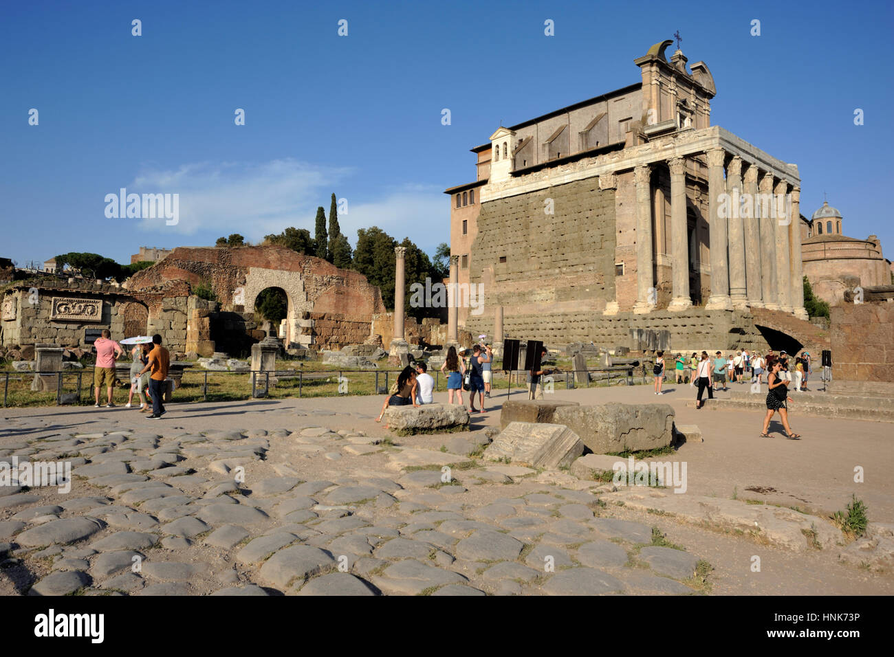 Italien, Rom, Forum Romanum, Basilika Aemilia und Tempel von Antonino und Faustina (Kirche San Lorenzo in Miranda) Stockfoto