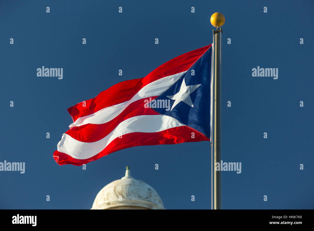 NATIONAL-FLAGGE-KAPITOL-GEBÄUDE SAN JUAN PUERTO RICO Stockfoto