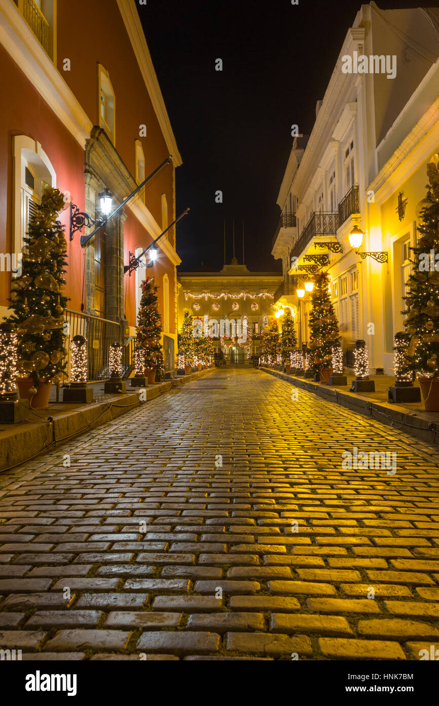 WEIHNACHTEN BÄUME EINGANG GOVERNORS MANSION LA FORTELEZA ALTSTADT SAN JUAN PUERTO RICO Stockfoto