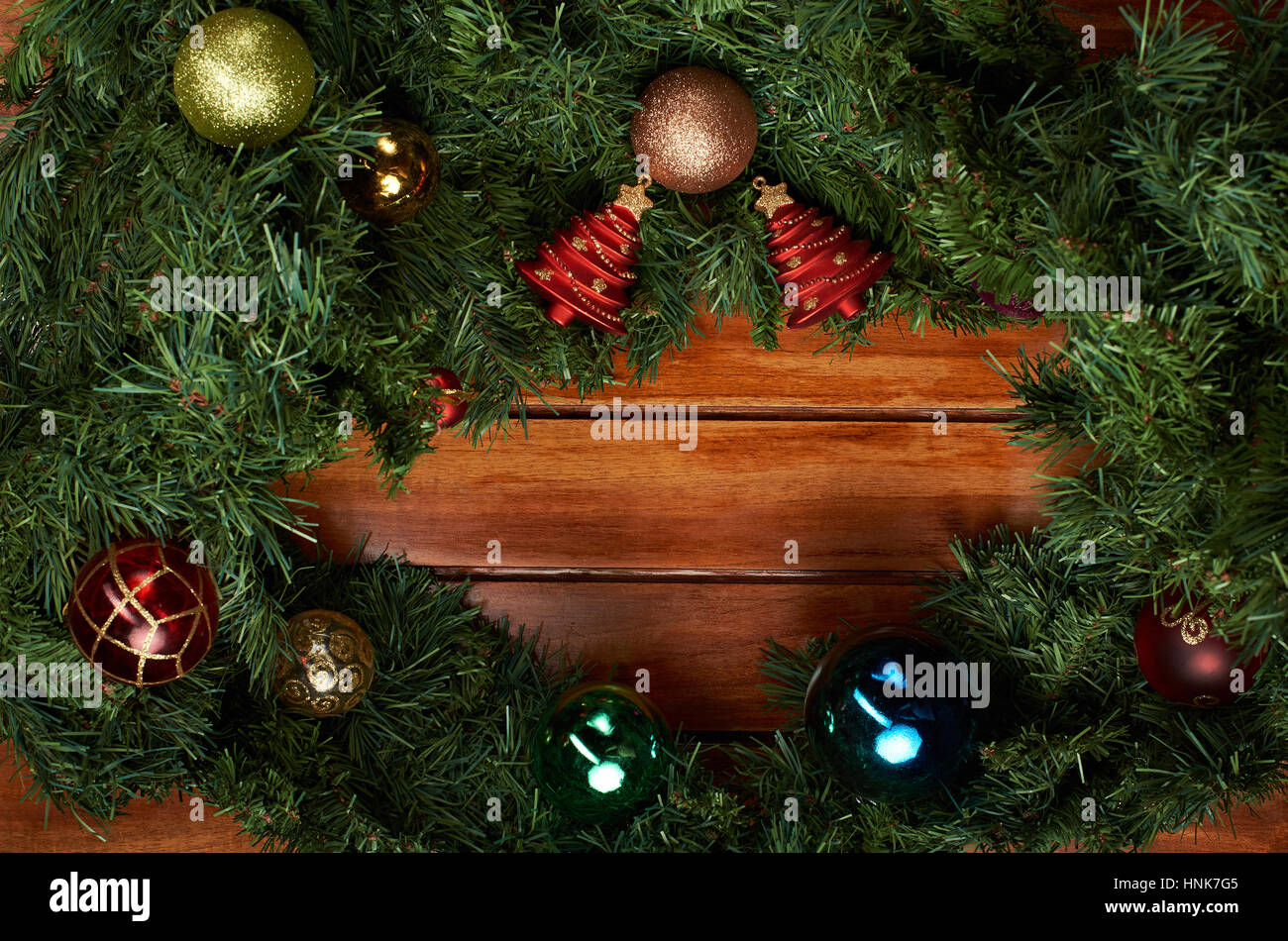 Kiefer Baum Dekoration Weihnachten Rahmen auf hölzernen Hintergrund Stockfoto