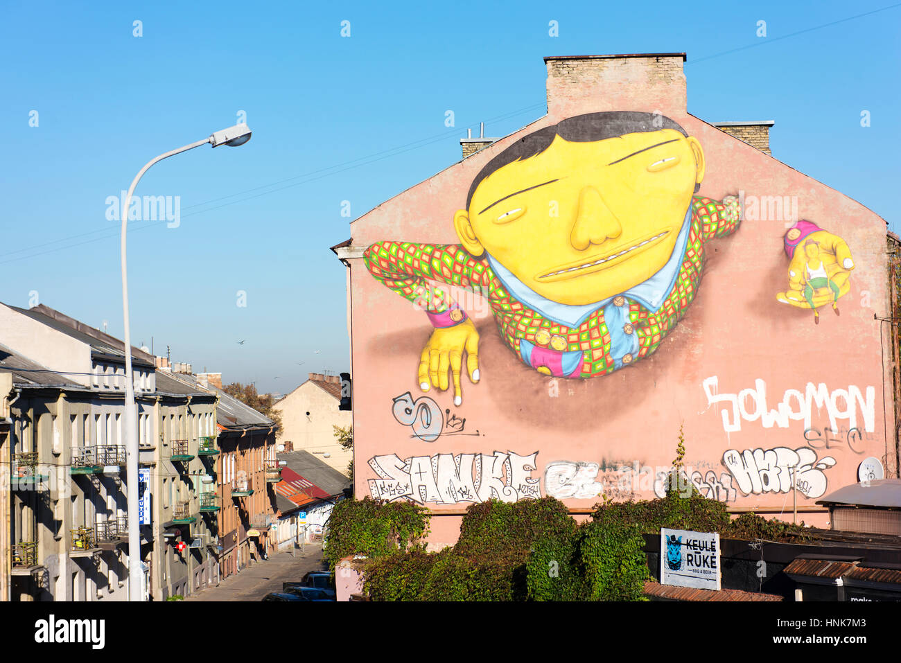 Wandgemälde im Zentrum von Vilnius durch OSGEMEOS. Stockfoto