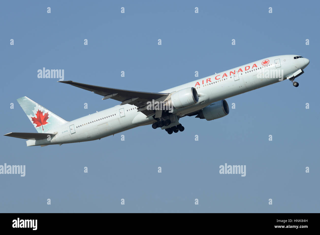 Air Canada Boeing 777-333ER Flughafen London Heathrow in blauen Himmel abheben Stockfoto