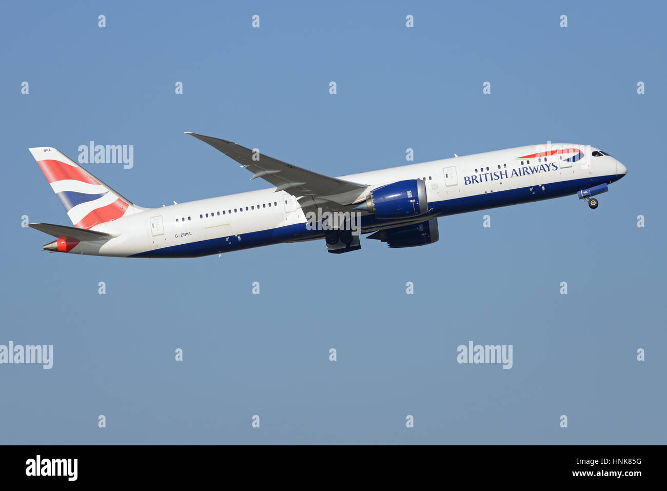 British Airways-Boeing 787-9 Dreamliner von London Heathrow Airport in blauen Himmel abheben Stockfoto