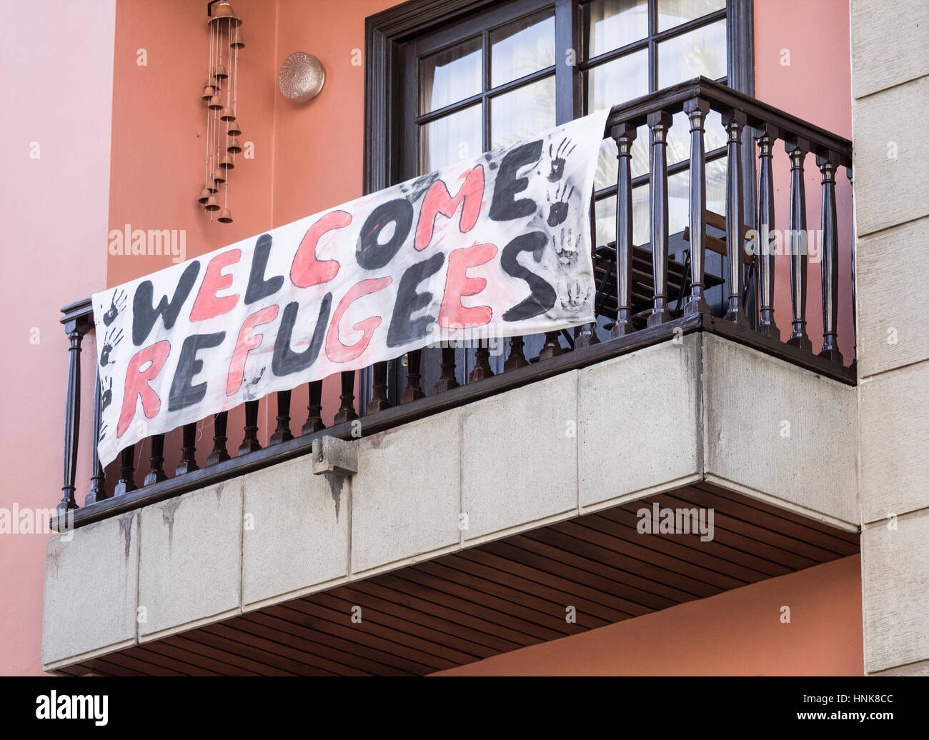 Flüchtlinge Welcom Banner drapiert über Wohnung in Spanien Stockfoto