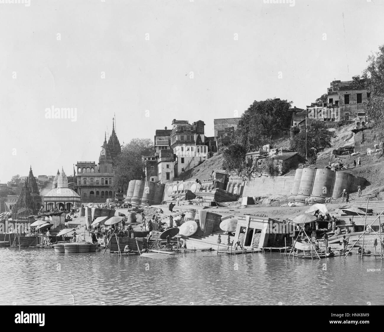 Scindia Ghat - versunkene Treppe und Säulen des Shiva-Tempels am Ganges River, Indien. Der Bau dieses Tempels und die Schritte zum Fluss begannen etwa um das Jahr 1830. Zu viel Gewicht versenkte das Projekt vor der Fertigstellung. Jahrzehnte später wurden die Stufen richtig konstruiert. Foto aus den Jahren 1870 bis 1890s, um meine anderen mit Orten in Zusammenhang stehenden Vintage-Bilder zu sehen, Suche: Prestor Vintage places Stockfoto