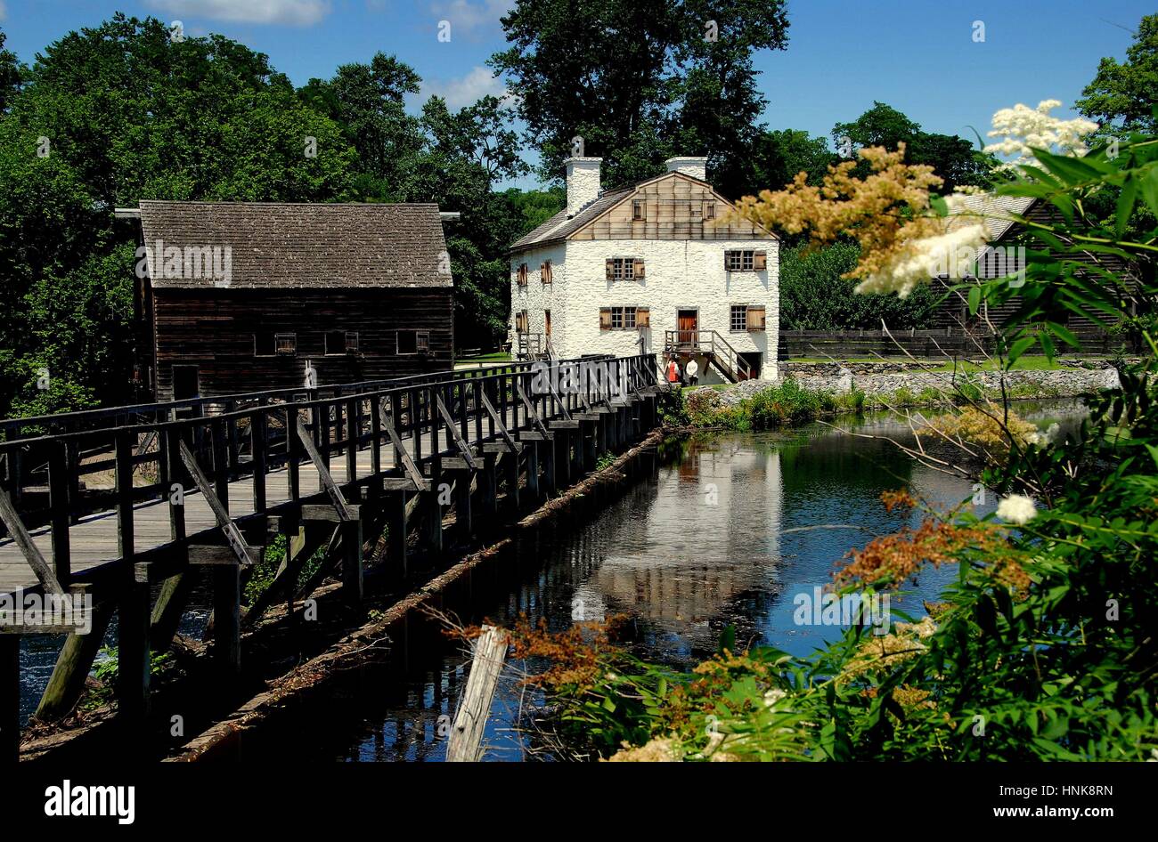 Sleepy Hollow, NY - 9. Juli 2009: Die schöne Einstellung bei historischen c. 1750 Philipsburg Manor mit der Grist Mill auf der linken Seite und Frederick Philipse Stockfoto