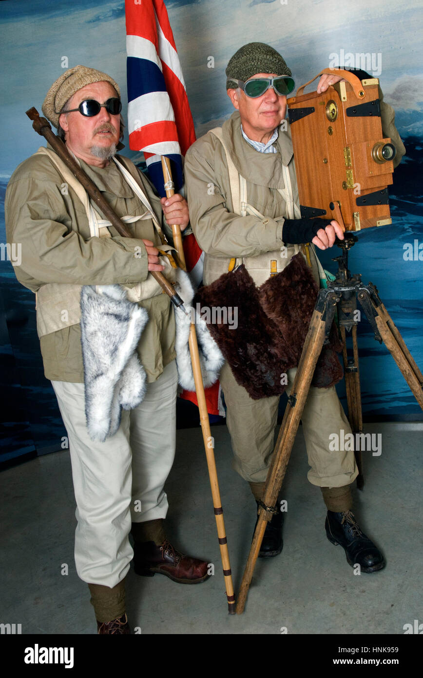 Polarforscher reenactors, Bob leedham (Bart) und Mick Parker, das Kleid in authentischer Kleidung und Verwendung Zeitraum Ausrüstung Stockfoto