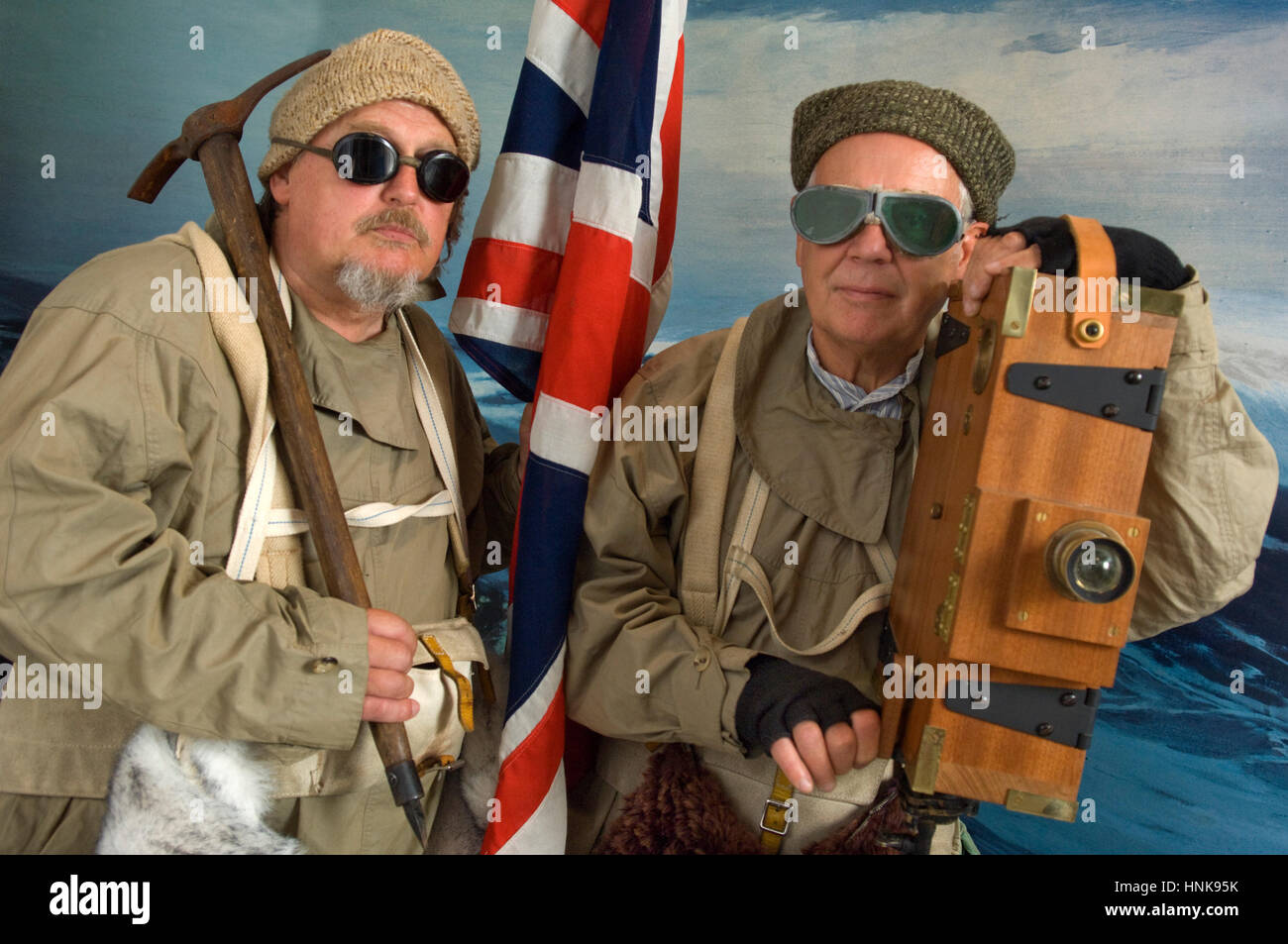 Polarforscher reenactors, Bob leedham (Bart) und Mick Parker, das Kleid in authentischer Kleidung und Verwendung Zeitraum Ausrüstung Stockfoto