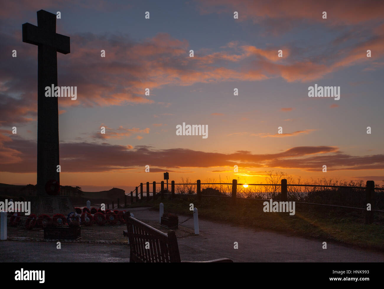 November-Sonnenaufgang am Kriegerdenkmal Stockfoto