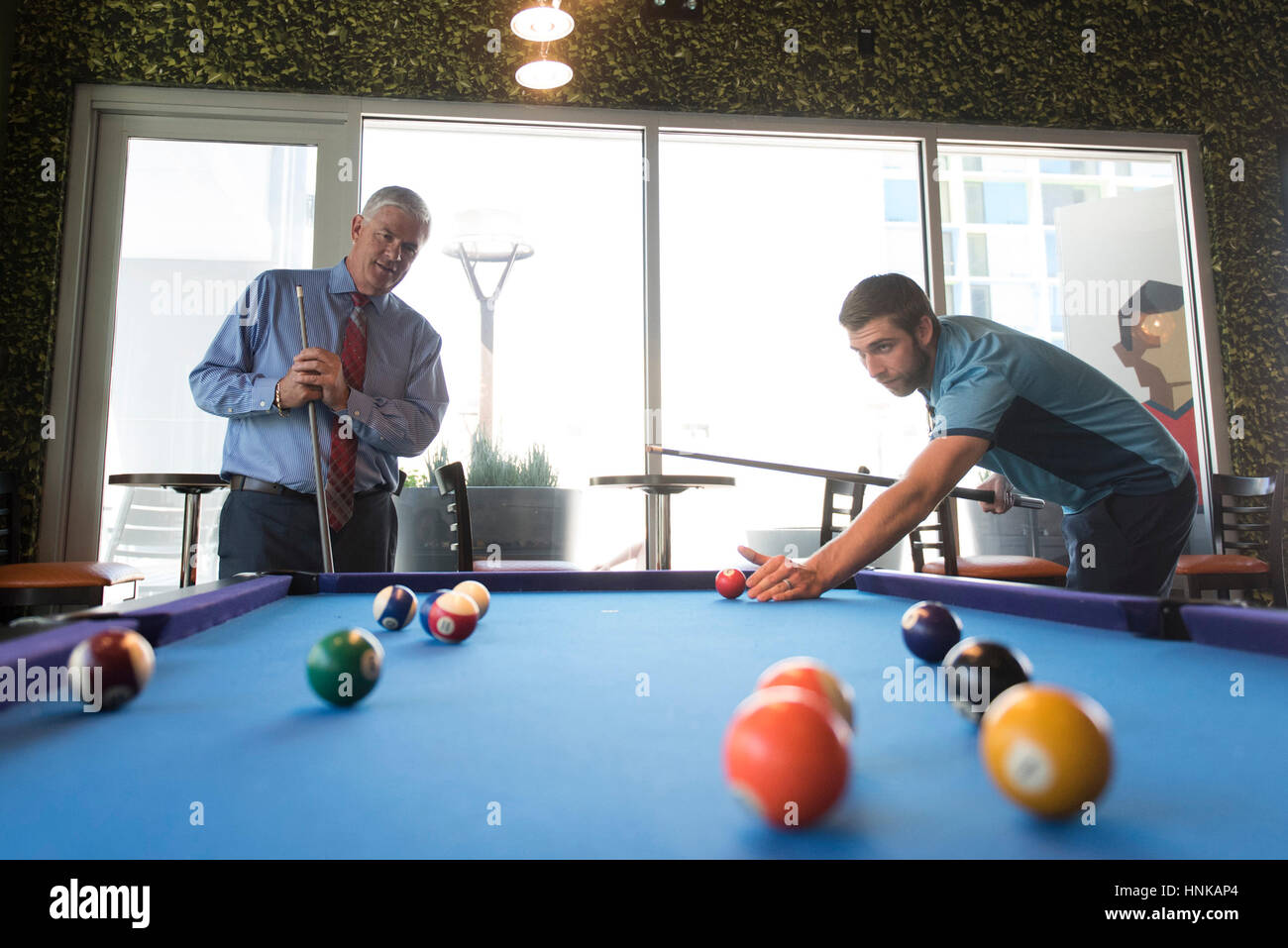 Vater und Sohn Billard Spiel. Stockfoto