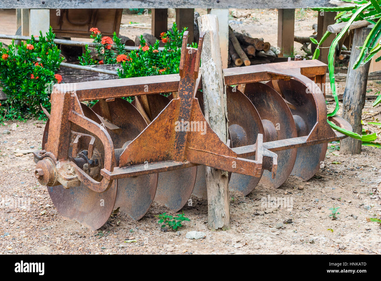Rostige alte Scheibenegge, landwirtschaftlichen Werkzeug Stockfoto