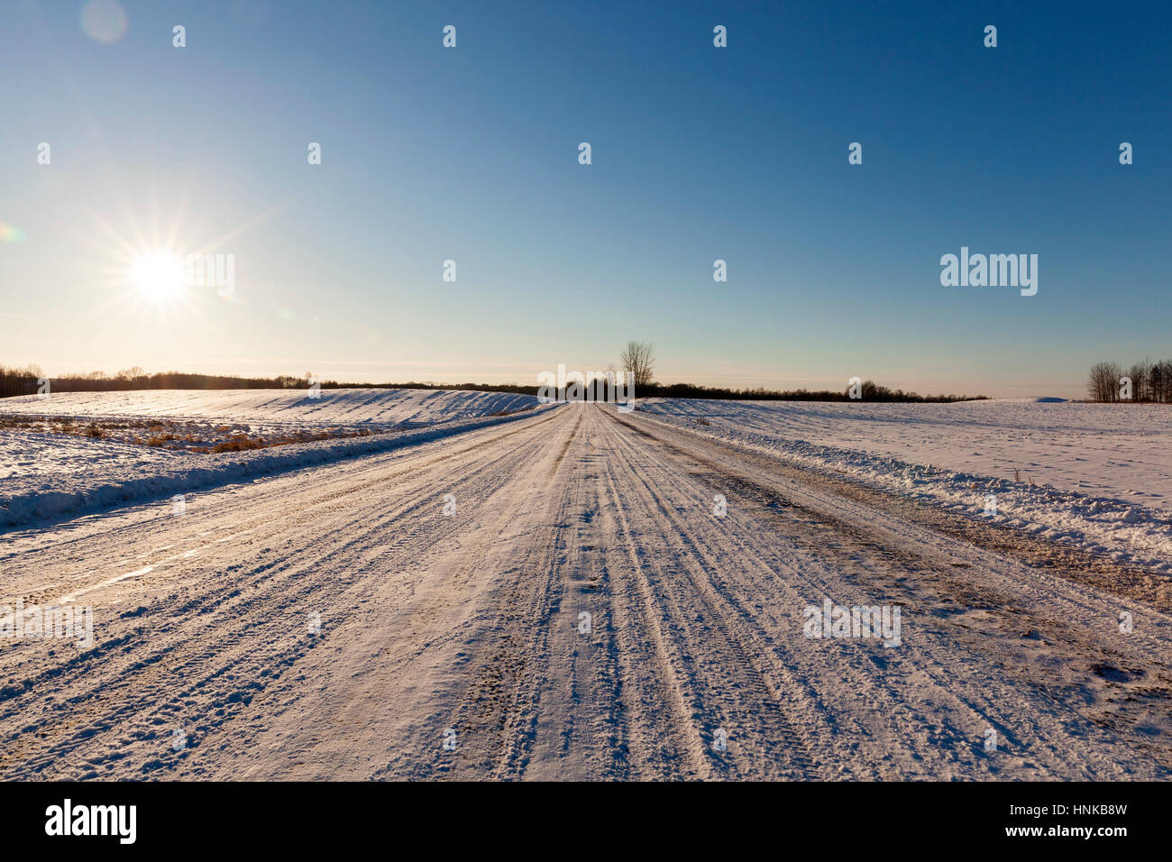 Spuren des Autos auf Schnee Stockfoto