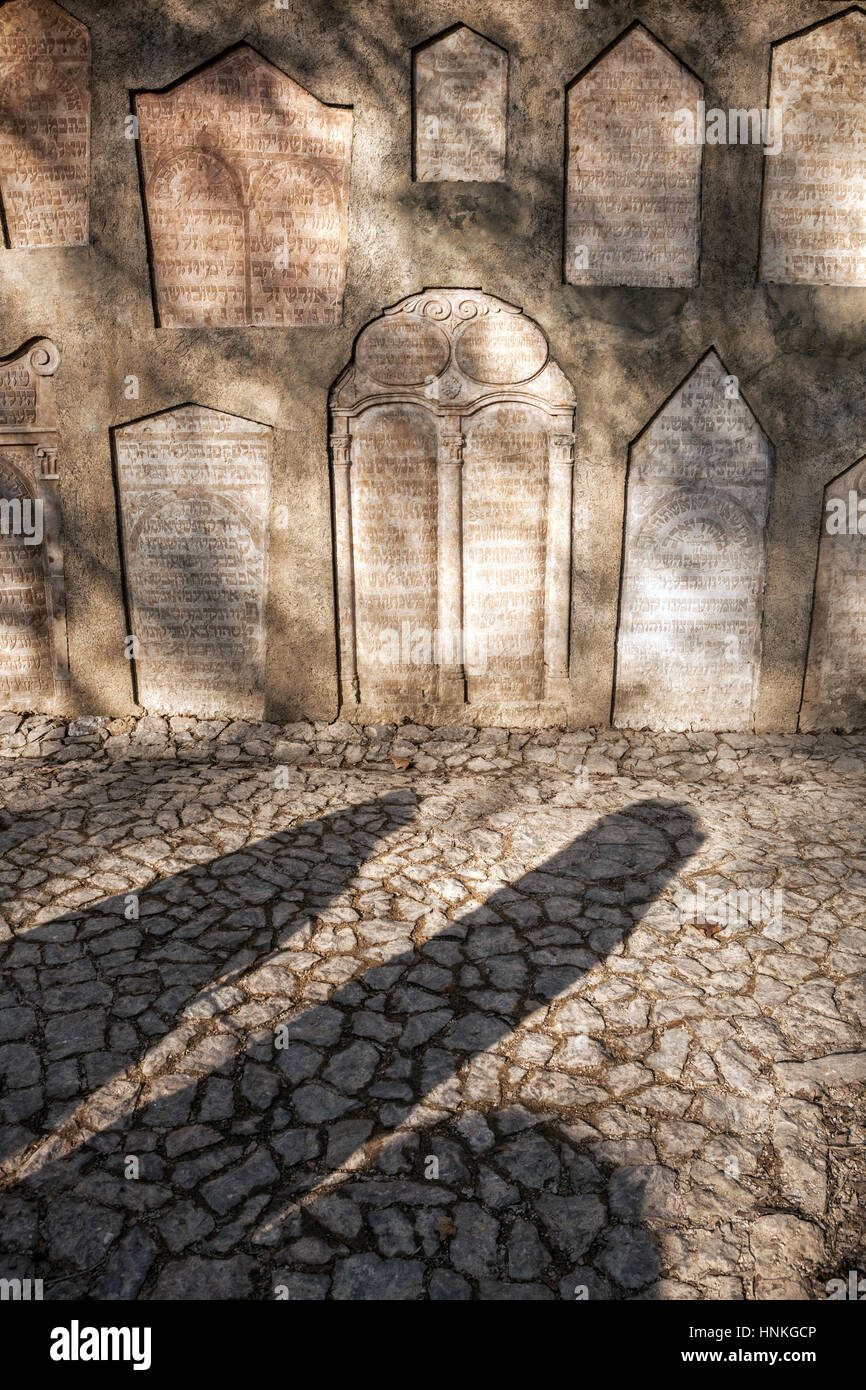 Schatten der Gräber auf dem gepflasterten Weg zwischen den Gräbern, Prager jüdischer Friedhof Josefov Prager Jüdisches Viertel, Altstadt Stockfoto