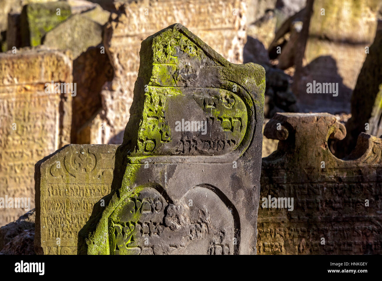 Grabstein gebrochen, Alter Prager jüdischer Friedhof Jüdisches Viertel Prag Stockfoto