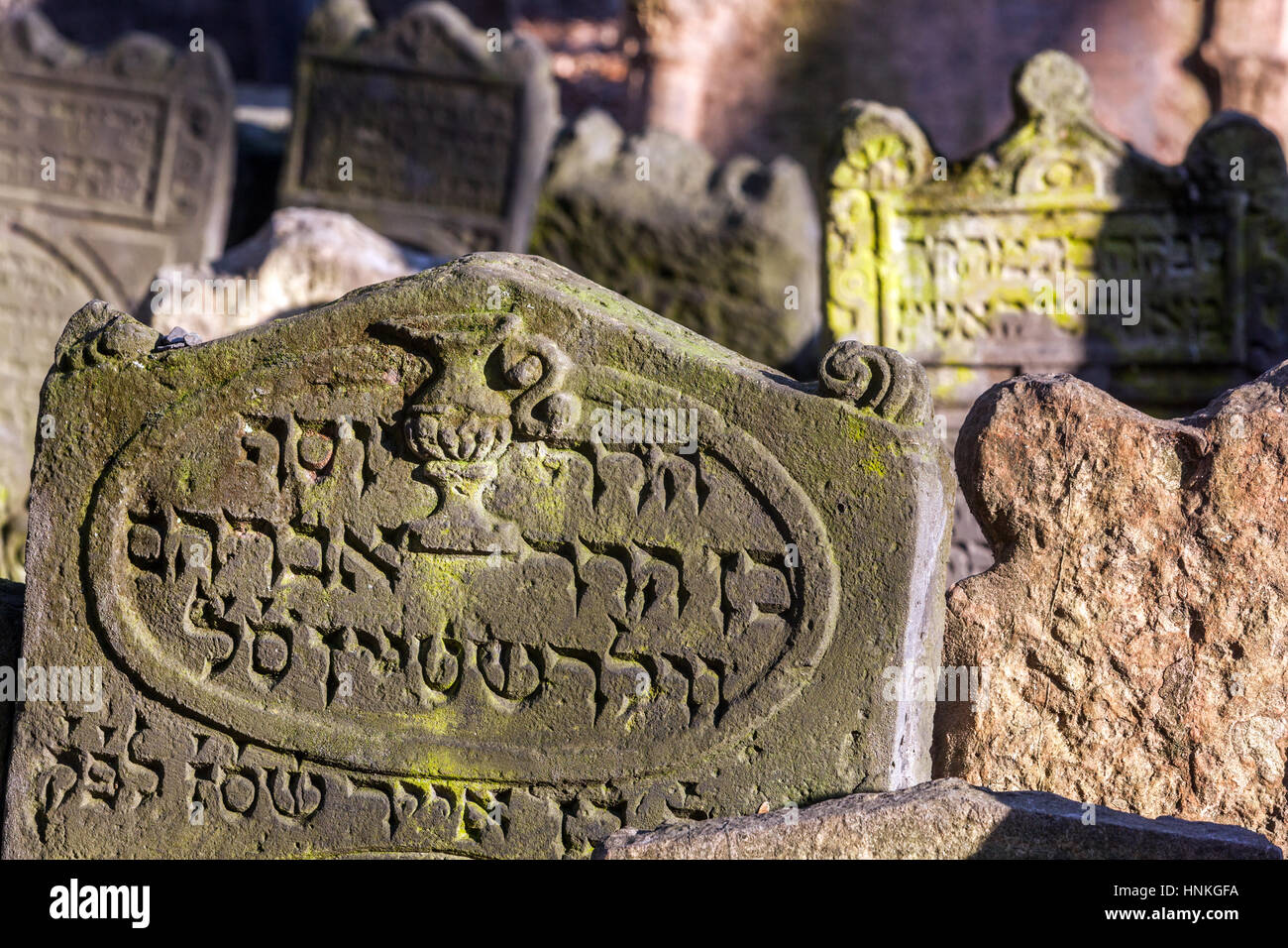 Altes Prag Jüdische Friedhofgräber, Jüdisches Viertel Prager Gräber von der niedrigen Sonne beleuchtet Stockfoto