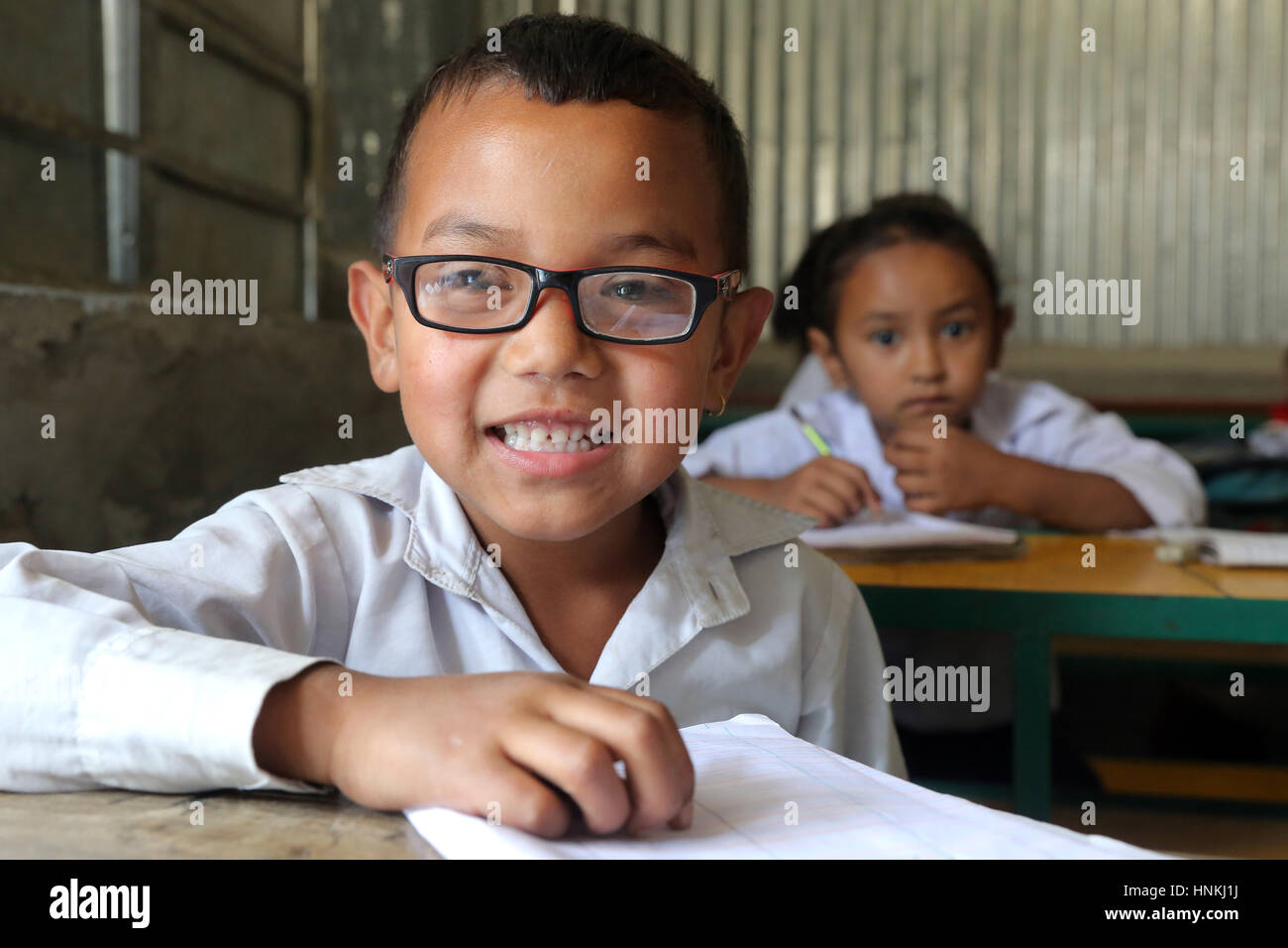 Schülerinnen und Schüler im provisorischen Klassenzimmer der Jesuiten Shree Bal Shiksha höheren Secondary School in die kleine Stadt Sindhupalchok, zerstört durch das Erdbeben am 25. April 2015, in Sindhupalchok District, Nepal, Asien Stockfoto