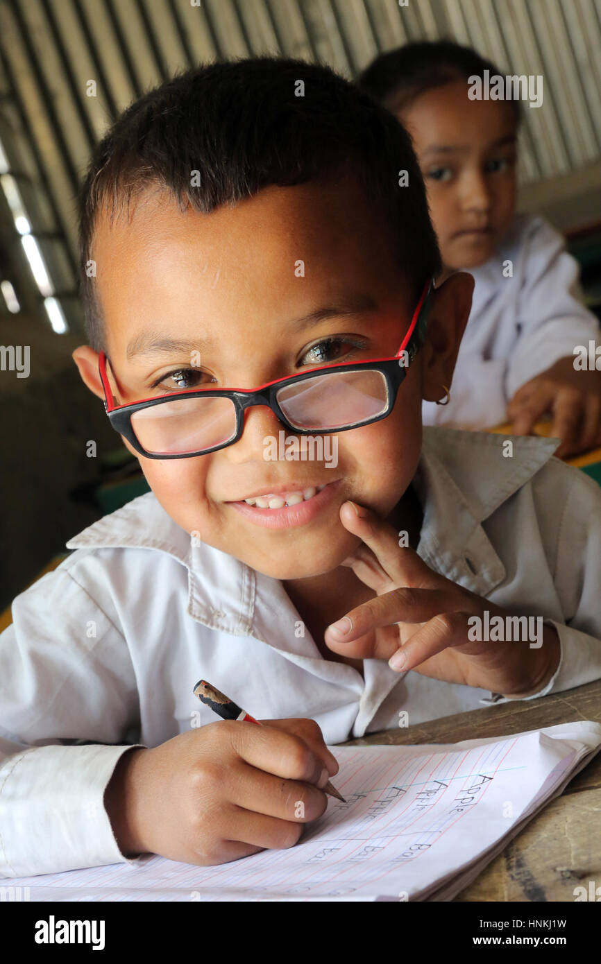 Schülerinnen und Schüler im provisorischen Klassenzimmer der Jesuiten Shree Bal Shiksha höheren Secondary School in die kleine Stadt Sindhupalchok, zerstört durch das Erdbeben am 25. April 2015, in Sindhupalchok District, Nepal, Asien Stockfoto