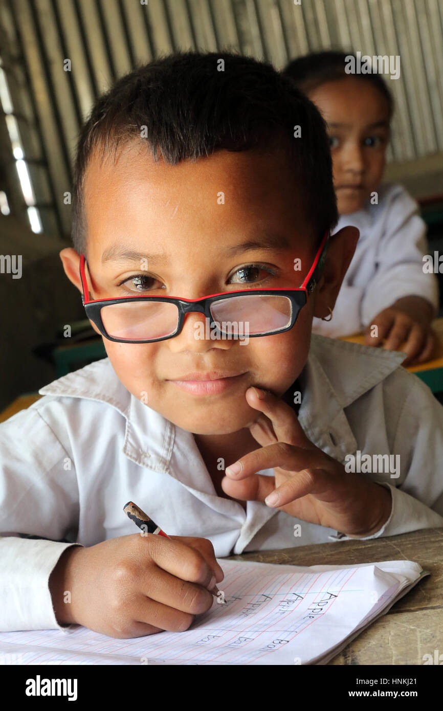 Schülerinnen und Schüler im provisorischen Klassenzimmer der Jesuiten Shree Bal Shiksha höheren Secondary School in die kleine Stadt Sindhupalchok, zerstört durch das Erdbeben am 25. April 2015, in Sindhupalchok District, Nepal, Asien Stockfoto