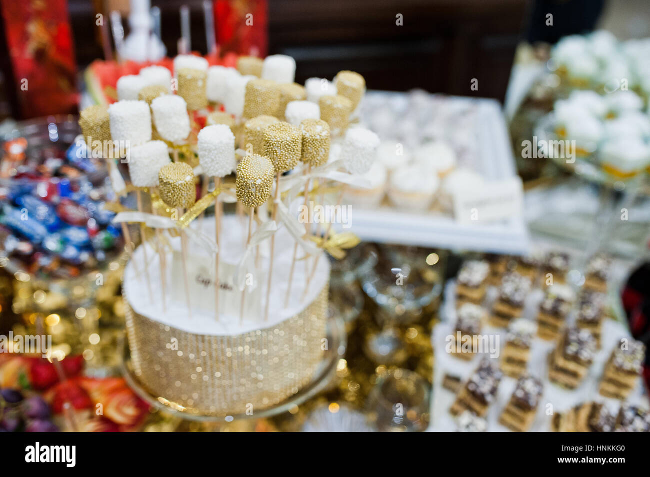 Verschiedenen Swets und Tasse Kuchen bei Hochzeitsfeier. Stockfoto