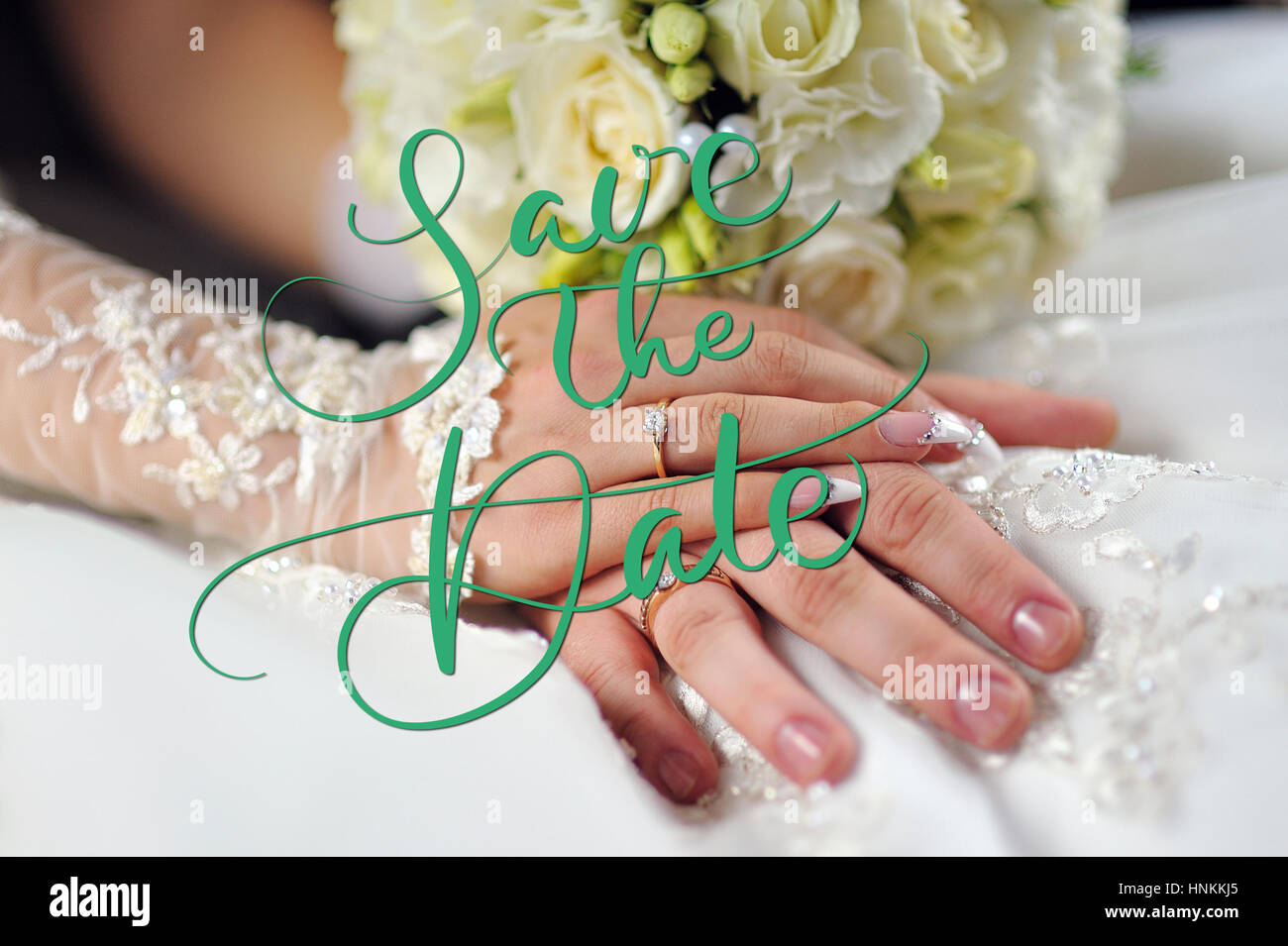 Hochzeit Blumen Blumenstrauß in Händen der Braut mit weißen Kleid auf Hintergrund und Worte Save the Date. Kalligraphie-Schriftzug Stockfoto