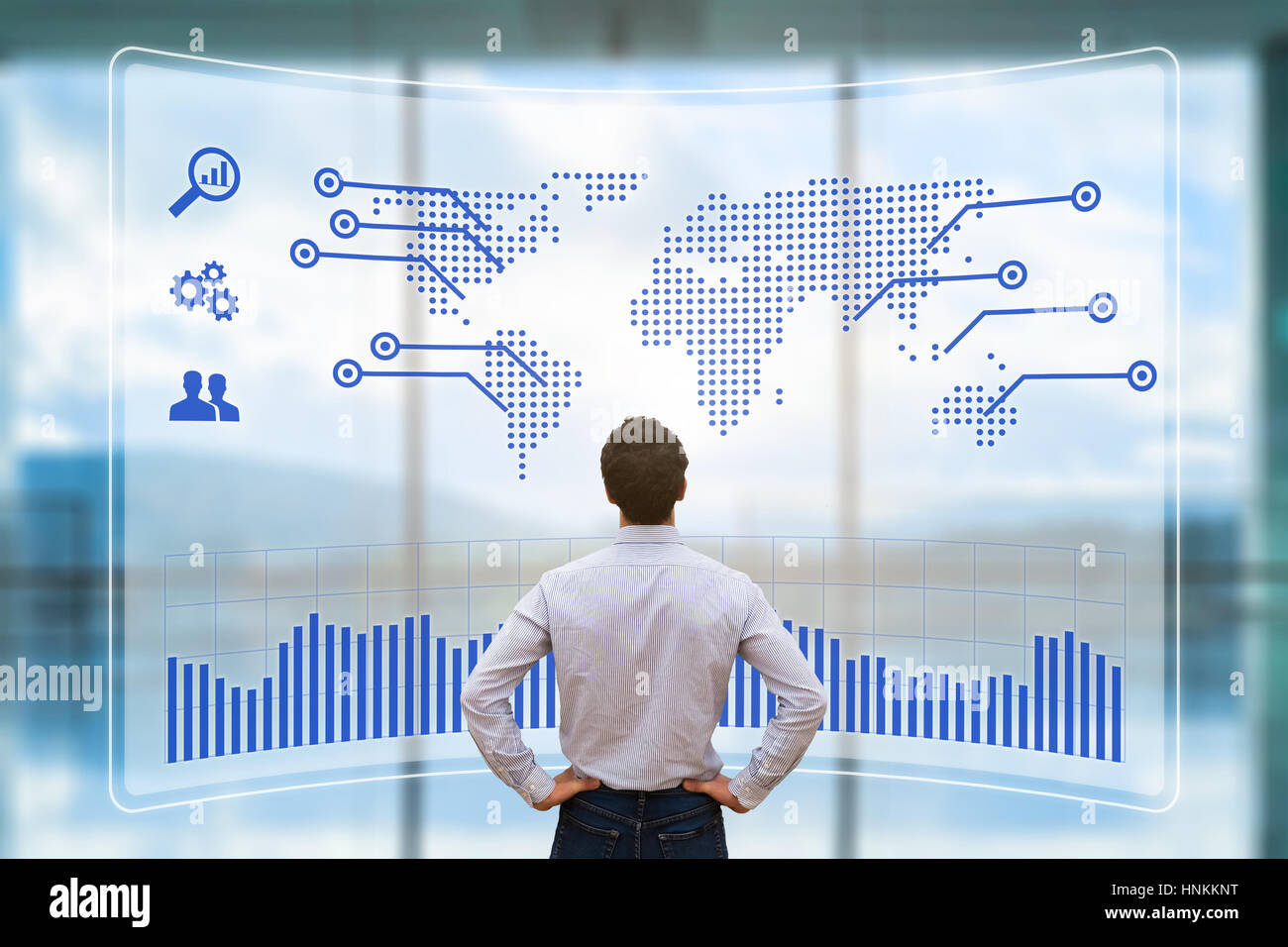 Weltweit Business-Konzept mit einer Person, die Analyse einer futuristischen Head-up-Display (HUD) mit einem Welt-Karte und Diagramm-Indikator über den internationalen Verkauf Stockfoto