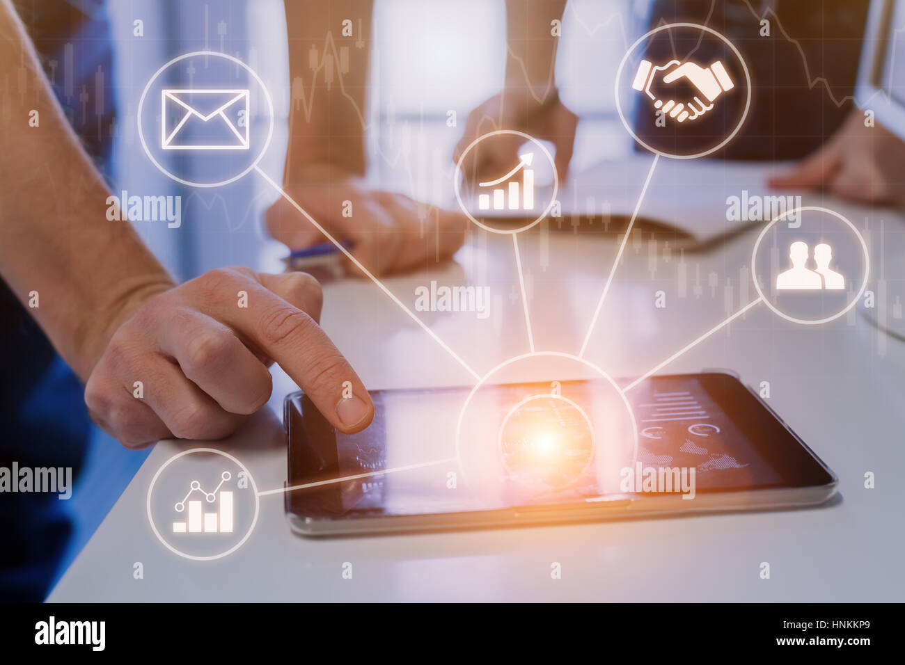 Geschäft Leute während der Sitzung im modernen Büro mit Tablet-Computer für Daten und Aktienmarkt Analysen, Symbole und Graph auf virtuellen Bildschirm-Schnittstelle Stockfoto