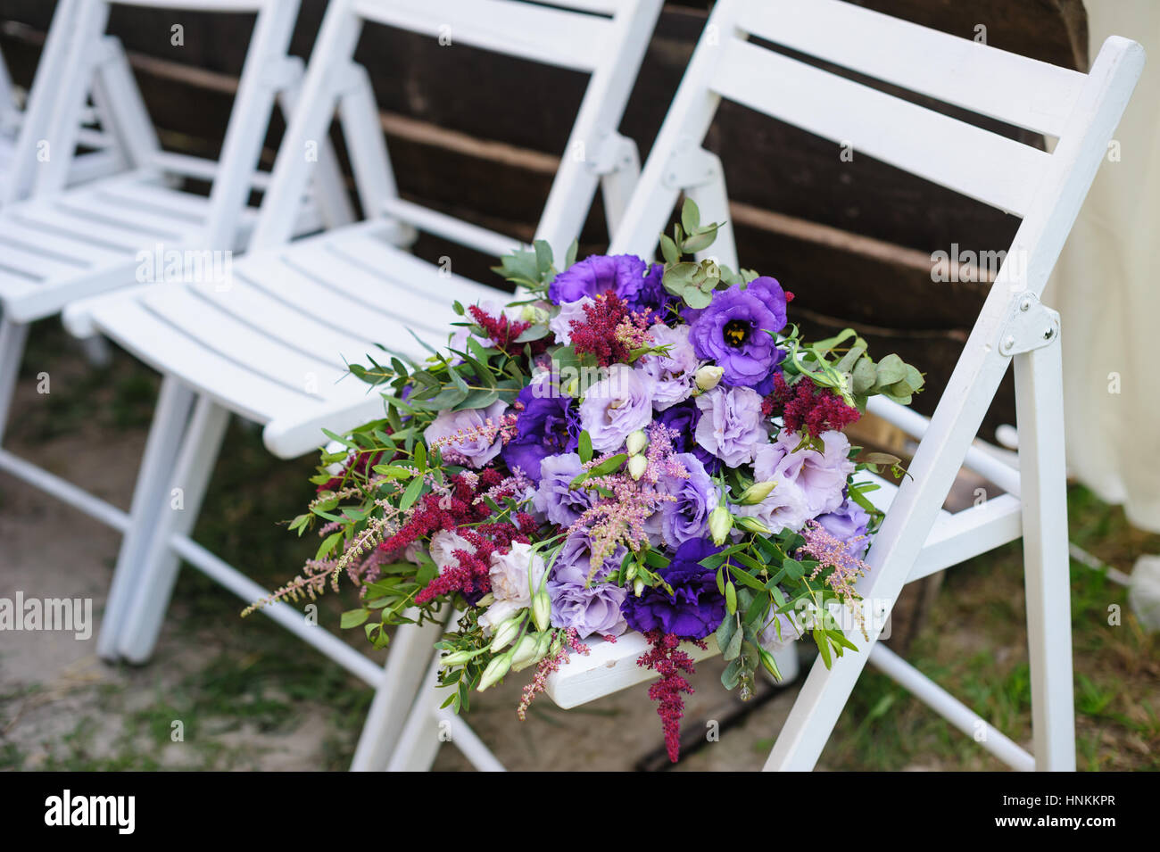 Hochzeitsdekoration mit Blumen schmücken die Zeremonie im park Stockfoto