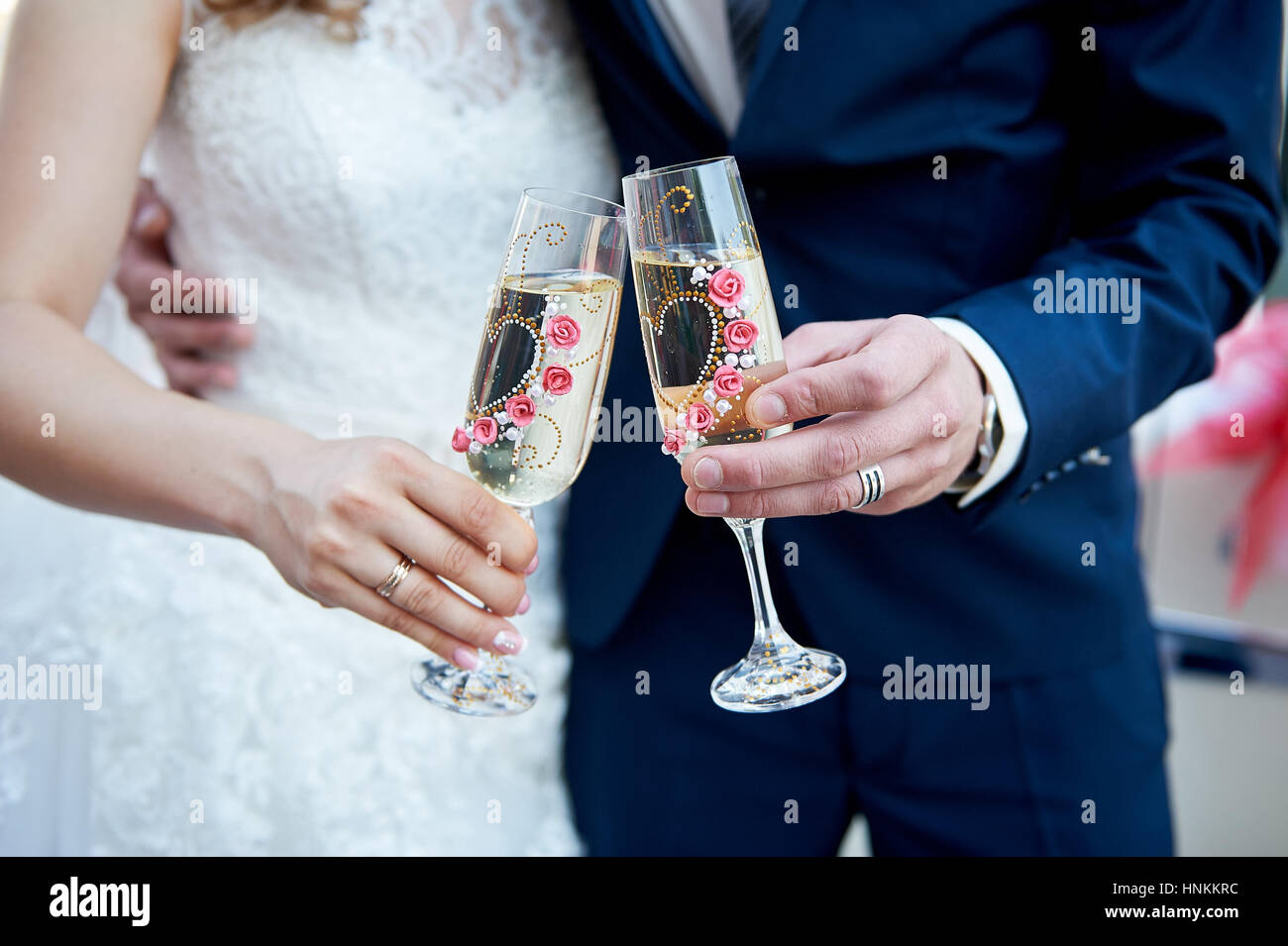 Braut und Bräutigam halten Sektgläser Stockfoto