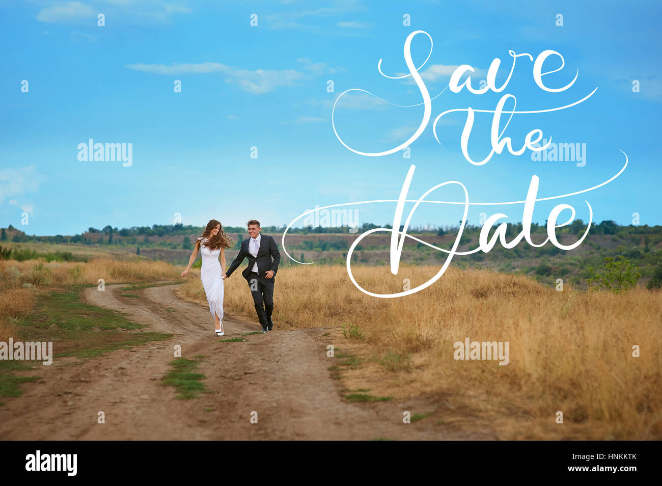 Bräutigam und die Braut zu Fuß auf dem Feld in der Hochzeitstag und Worte Save the Date. Kalligraphie-Schriftzug Stockfoto