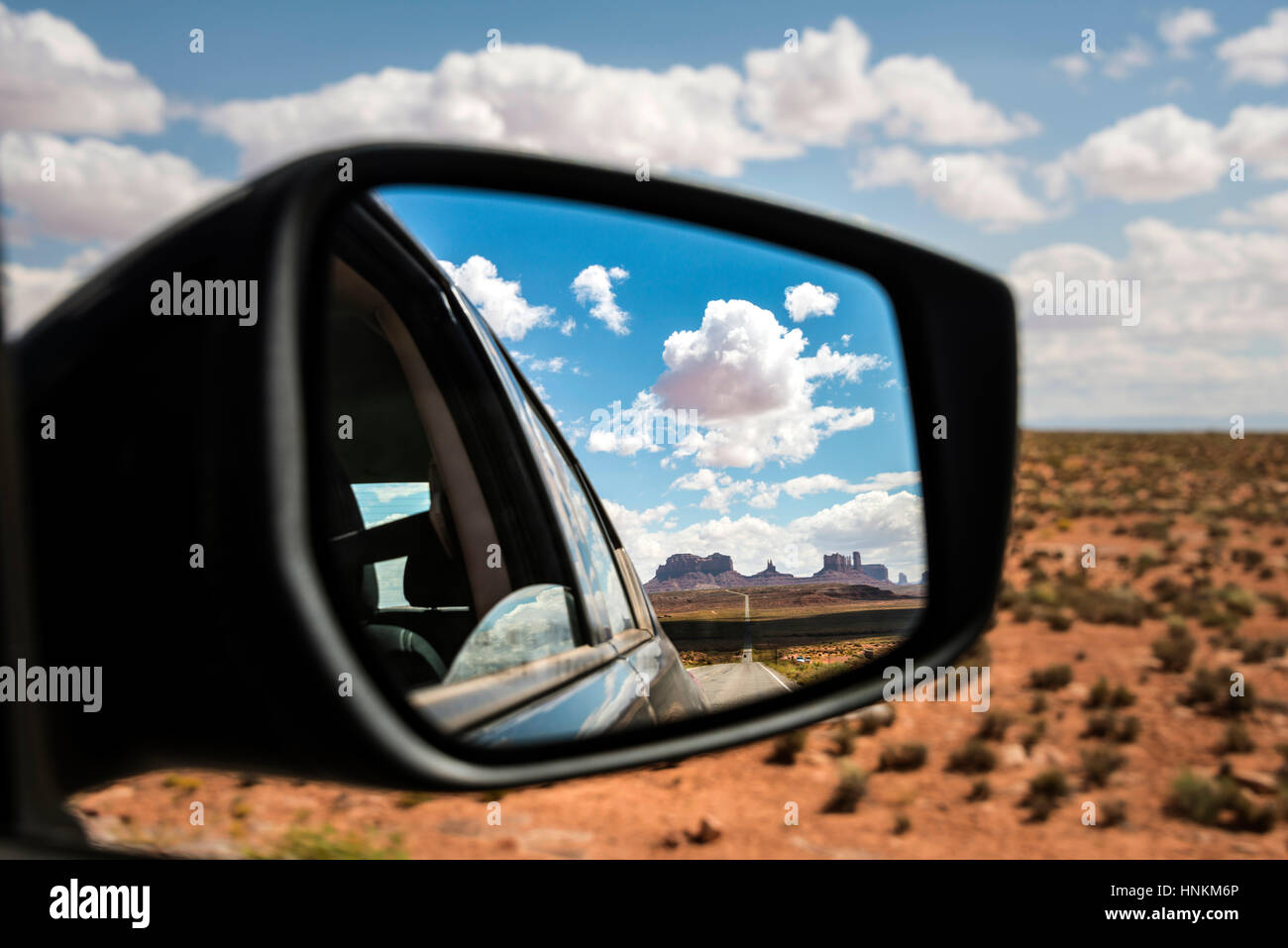 Blick in den Rückspiegel eines Autos, Highway 163 und Monument Valley, Mexican Hat, Utah, USA Stockfoto